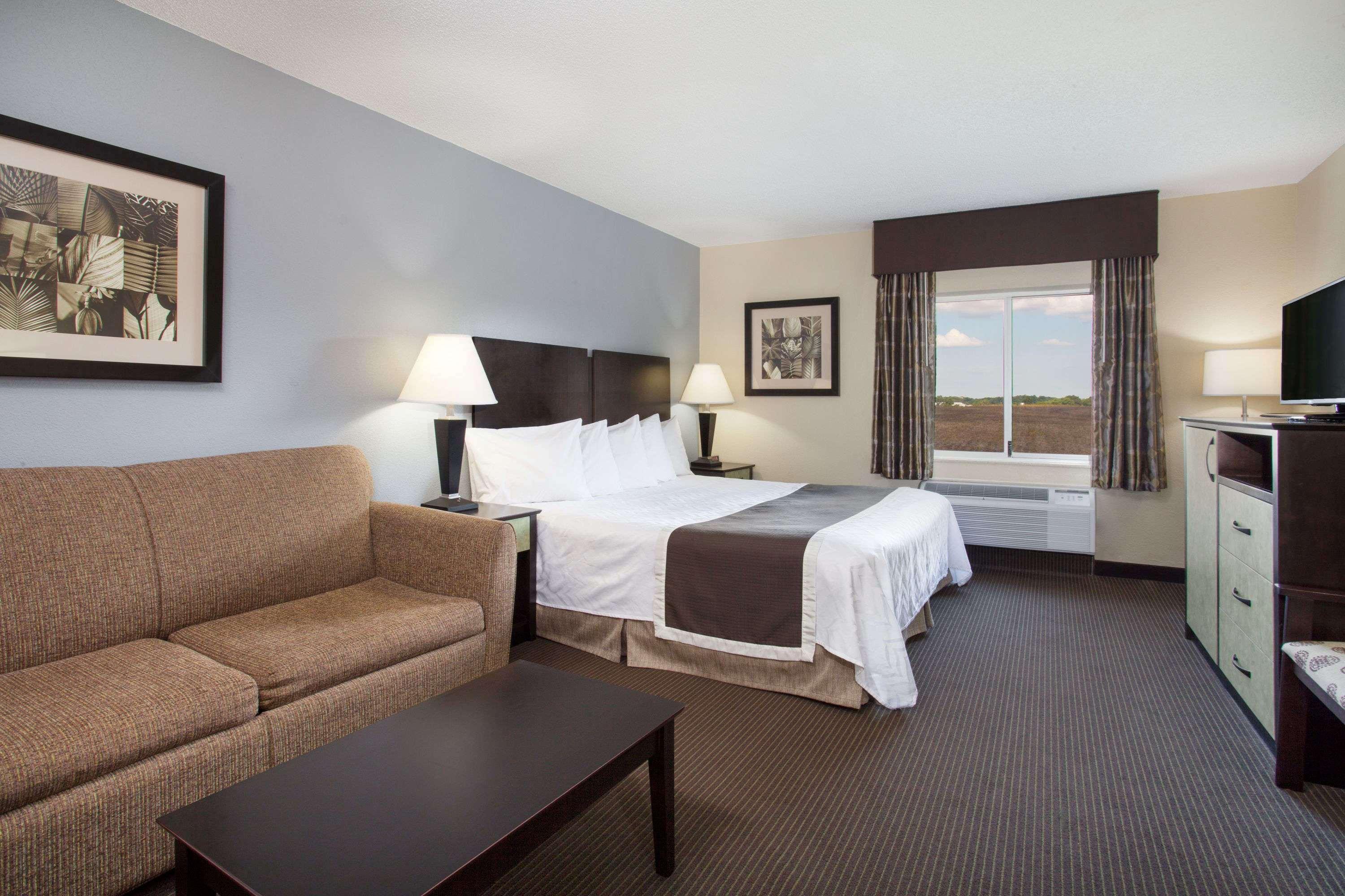 Baymont By Wyndham Dale Hotel Exterior photo