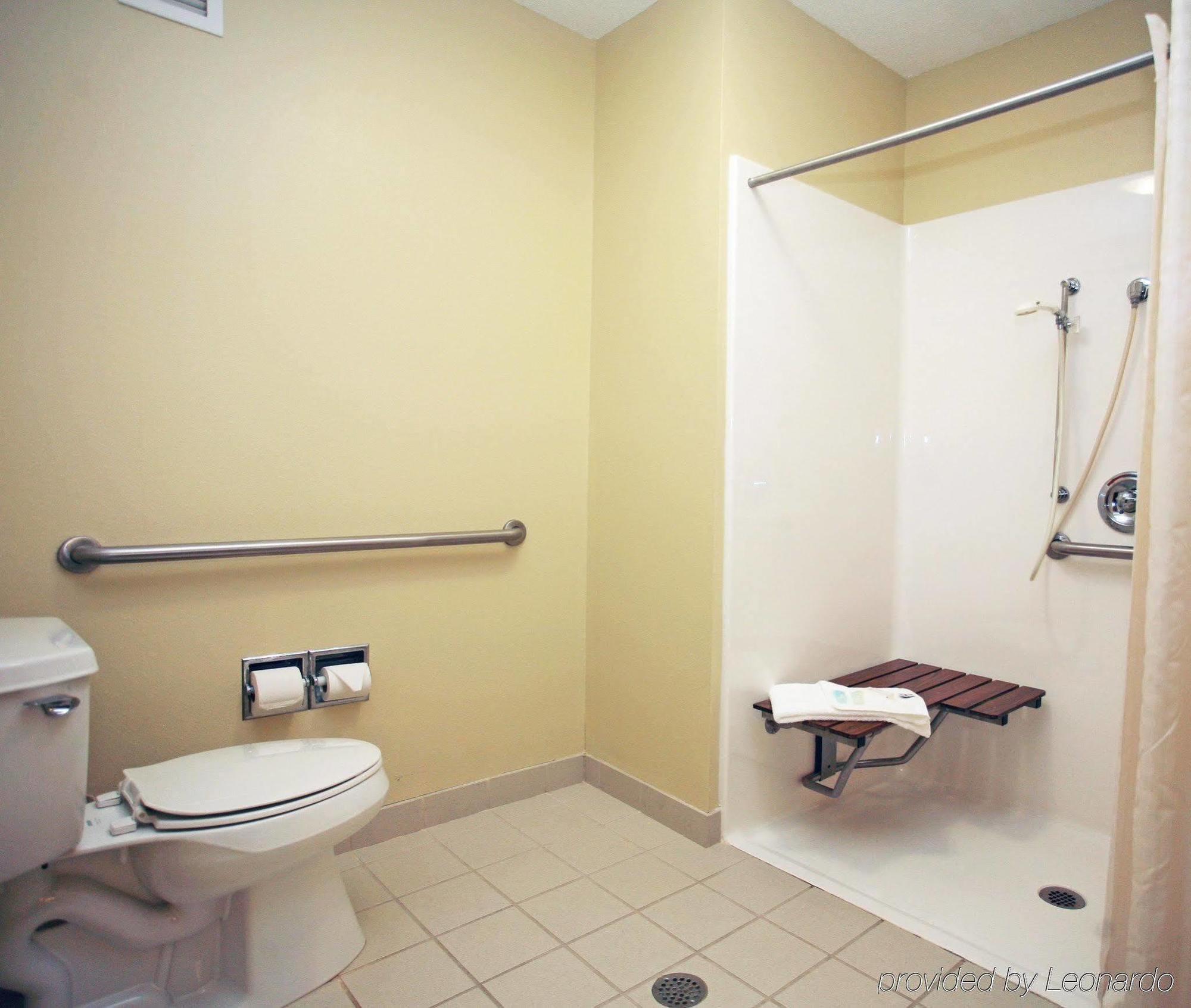 Baymont By Wyndham Dale Hotel Room photo